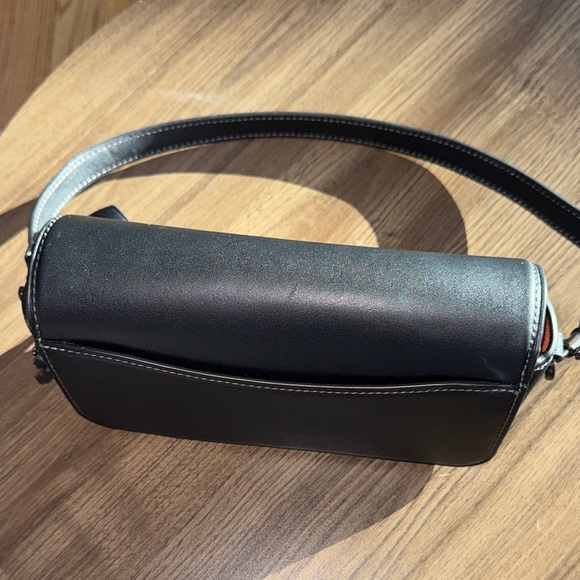 Authentic Coach Black leather shoulder bag BNWT suede interior with key to lock. - Picture 6 of 16